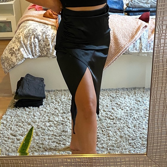 Zara black satin/silk midi skirt - Picture 2 of 4